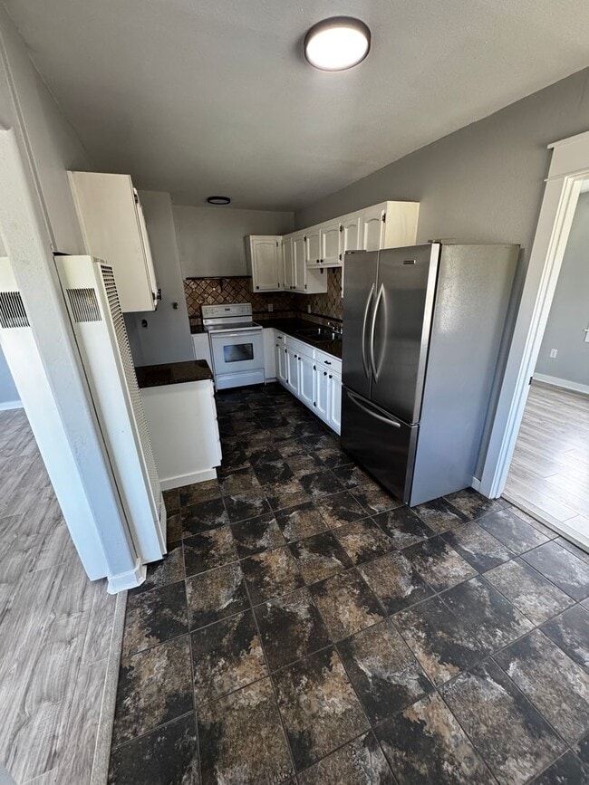 Building Photo - 1 Bedroom, 1 Bathroom Duplex