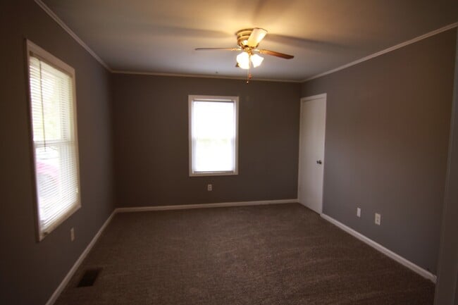 Building Photo - 2 Bedroom Pet Friendly Home For Rent!