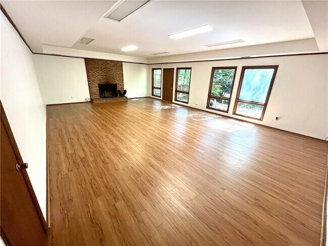 Building Photo - 231 Kings Way