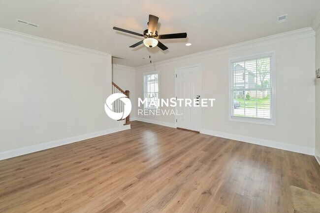 Building Photo - 3 Bedroom Pet-Friendly Home in KNOXVILLE, TN with Main Street Renewal