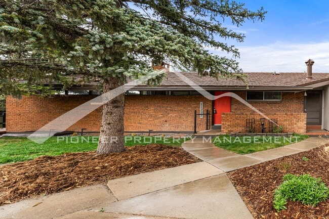 Building Photo - Charming Home with Washer/Dryer and Mounta...