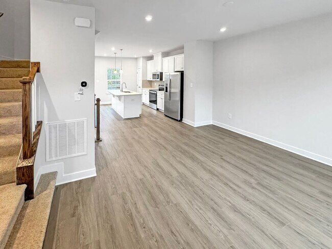 Foto del edificio - Spacious 3-Bedroom Townhome with Finished ...