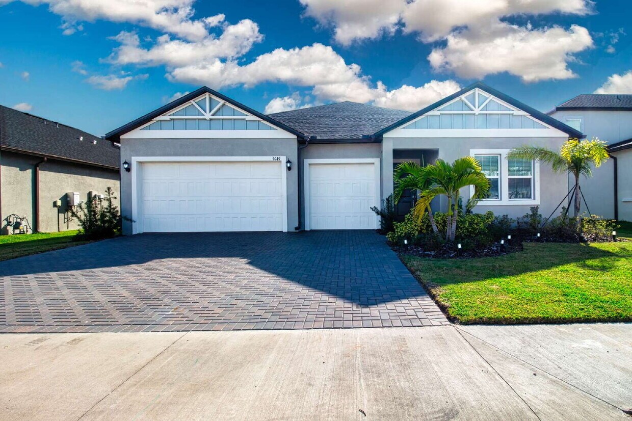 Foto principal - Spacious Like New 4-Bedroom Oasis with 3 F...