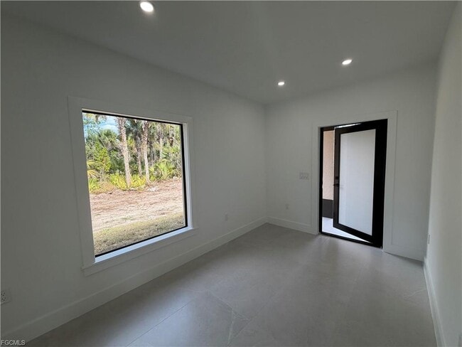 Foto del edificio - 4141 Everglades Blvd N