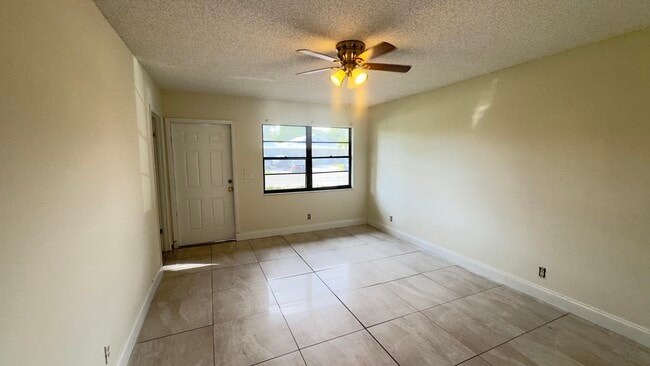 Building Photo - 1015 Staghorn St