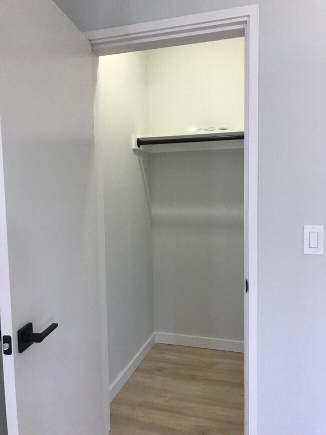 Armario de ropa blanca - 19609 SE Chitwood Rd