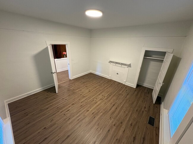 Building Photo - 409 Lilly Ave