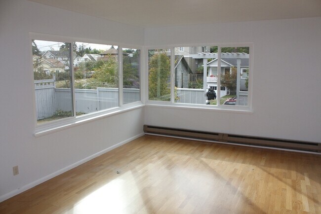 Foto del edificio - 3706-3710 Sunnyside Ave N