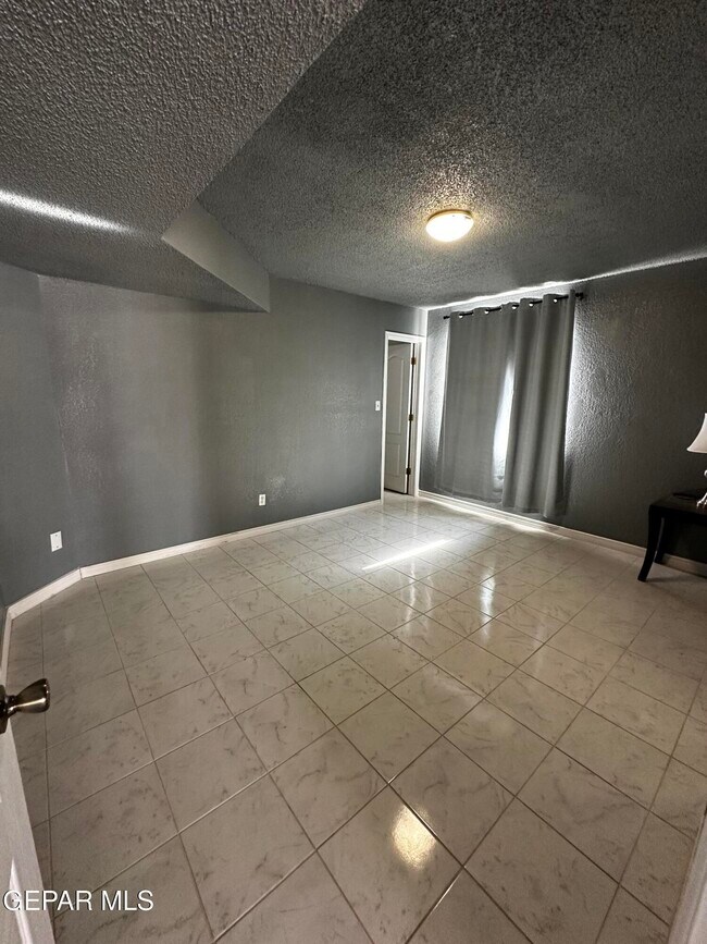 Building Photo - 3181 Queens Garden Cir