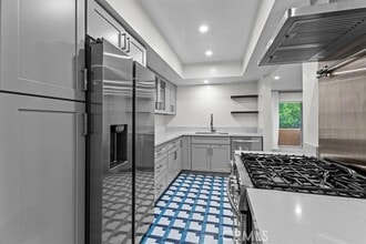 Building Photo - 6752 Hillpark Dr