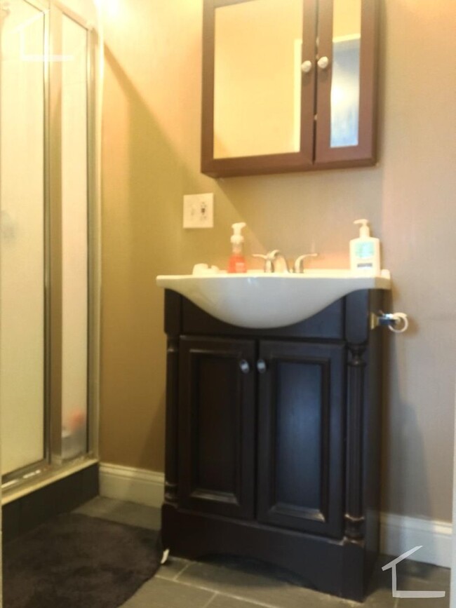 Building Photo - Spacious Two Bed Right In Kenmore