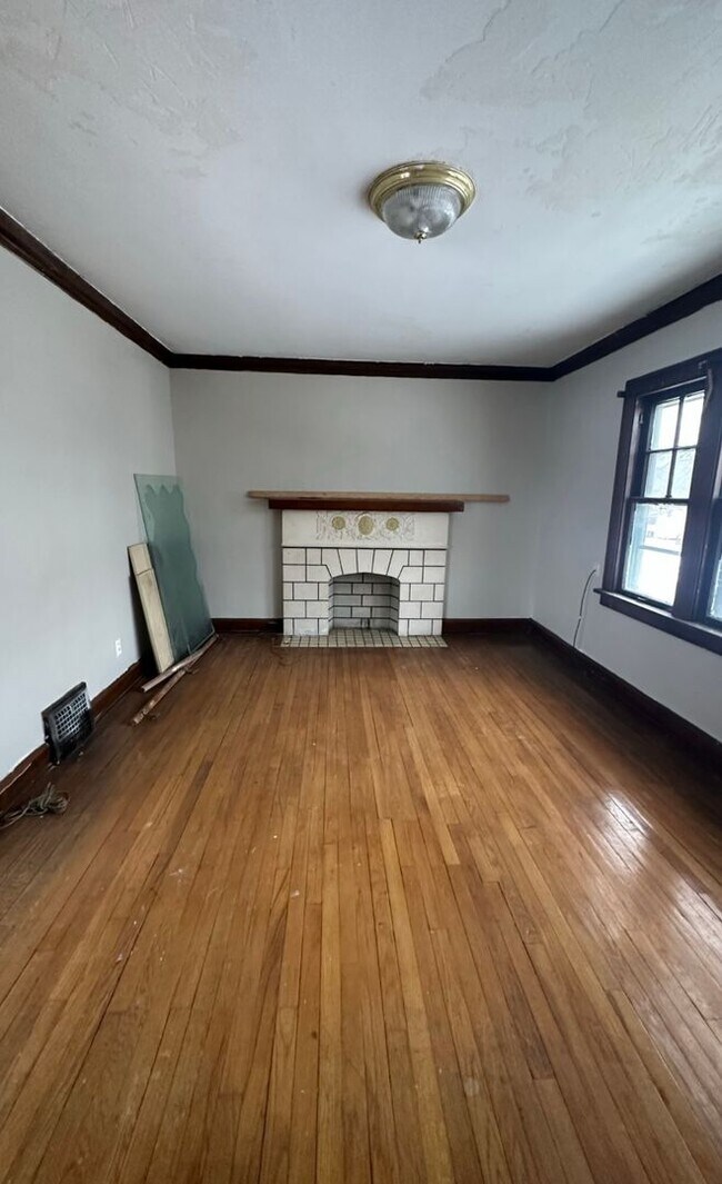 Building Photo - 3908 E 123rd St