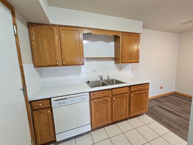 Building Photo - 7121 Laverne Ln