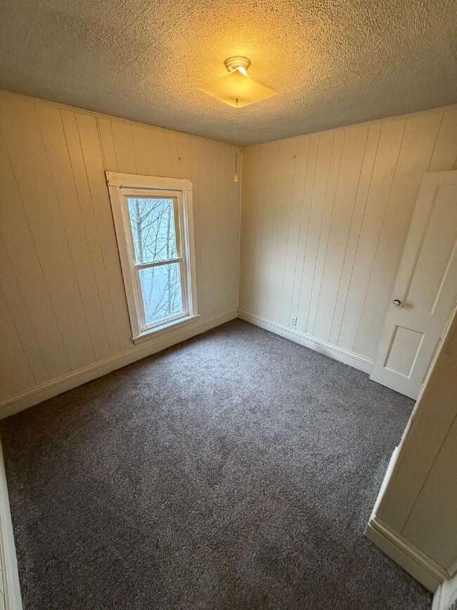 Building Photo - *Comfortable 2-Bedroom Upper Unit in the City of Batavia!*