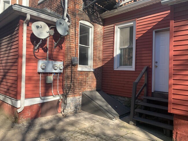 Building Photo - 1st Floor Apt. on the Avenues-Parking York...