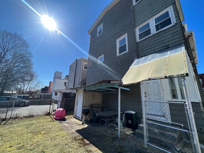 Building Photo - 93 Otis St