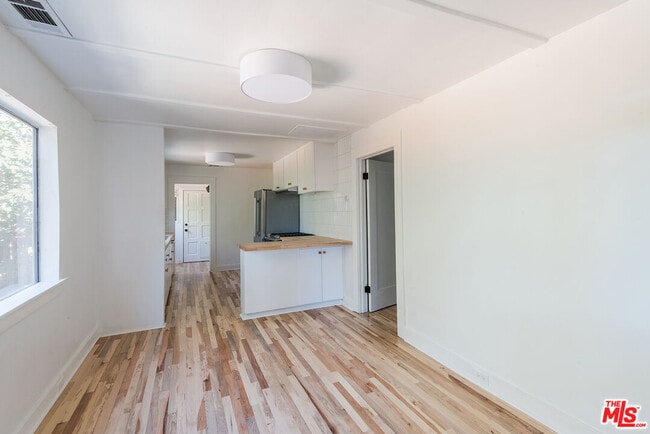 Building Photo - 4013 Sunset Dr