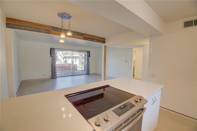 Building Photo - 1304 Mariposa Dr