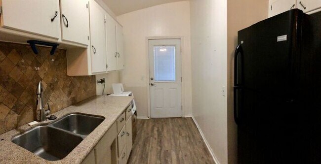 Foto del edificio - Beautiful pet-friendly 4 bedroom home in C...