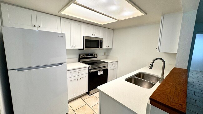 Building Photo - Move In Ready Condo in Woodside Villas