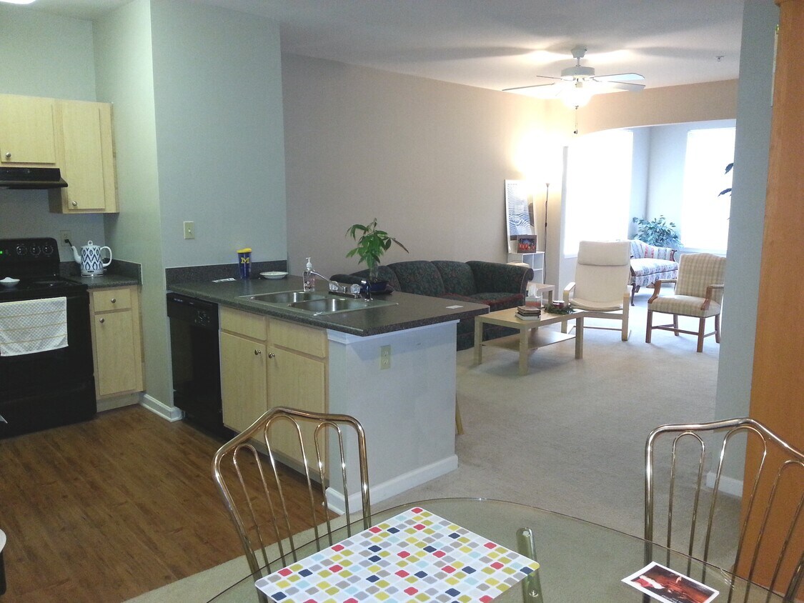 Foto principal - 614 Bristol Village Dr