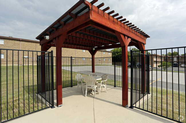 Picnic Area - Eastgate Ridge Apartments