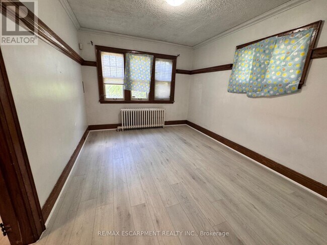 Photo du bâtiment - 62 Plains Rd E