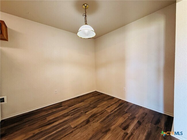 Building Photo - 2801 Lucille Dr