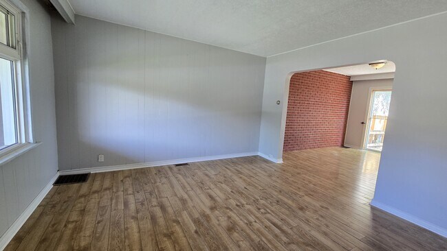 Building Photo - 965 Dunsmure Rd
