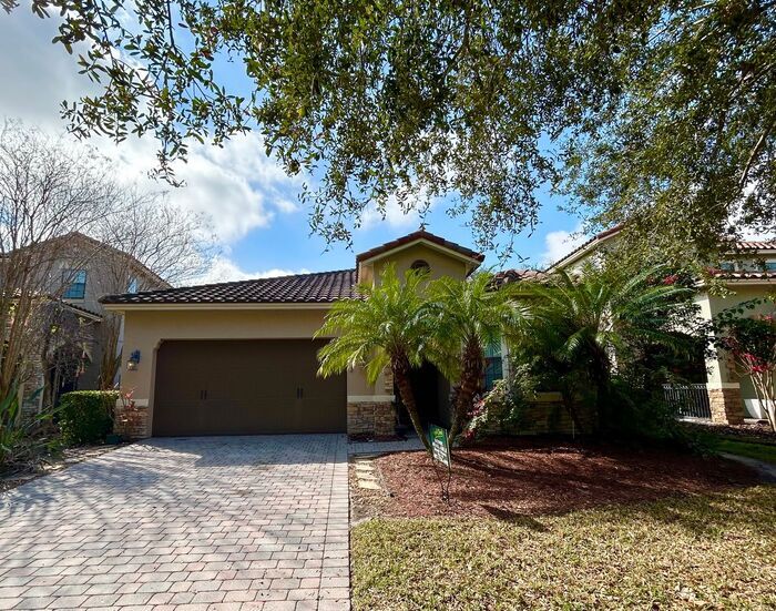 Foto principal - Stunning 4/3 Beautiful Home with a Fenced ...