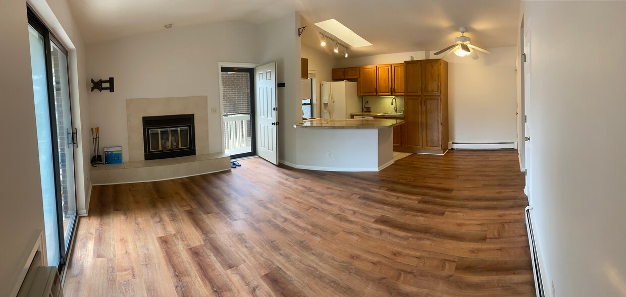 Open living room with vaulted ceiling - 2800 Kalmia Ave