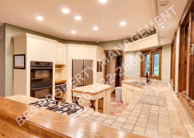 Building Photo - Gorgeous Country Living with 5 Bd and 4 Ba