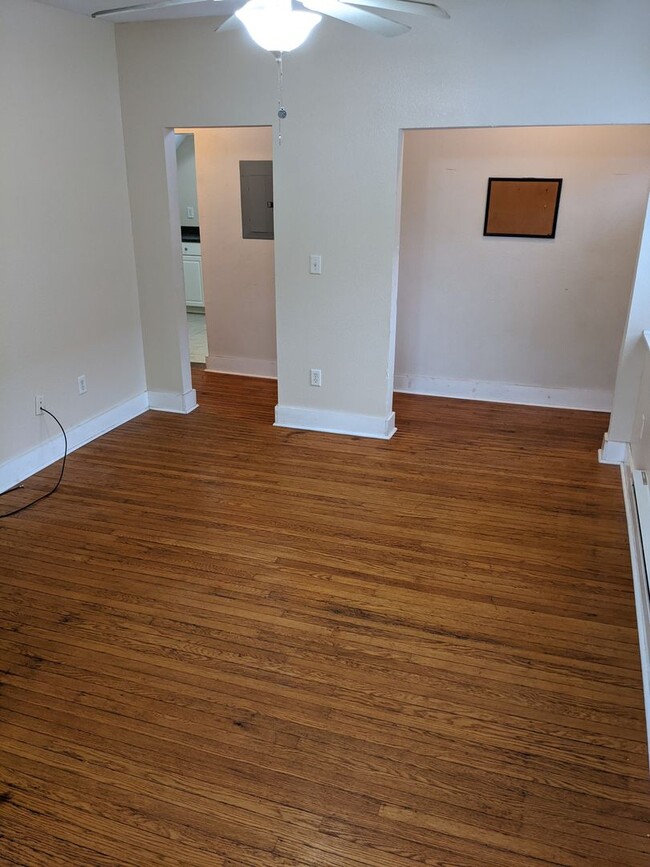 Building Photo - 404 W Springfield Ave
