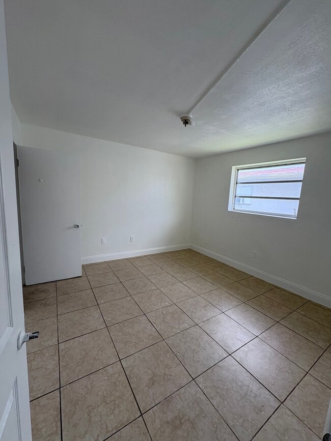 Building Photo - 310 Sharar Ave