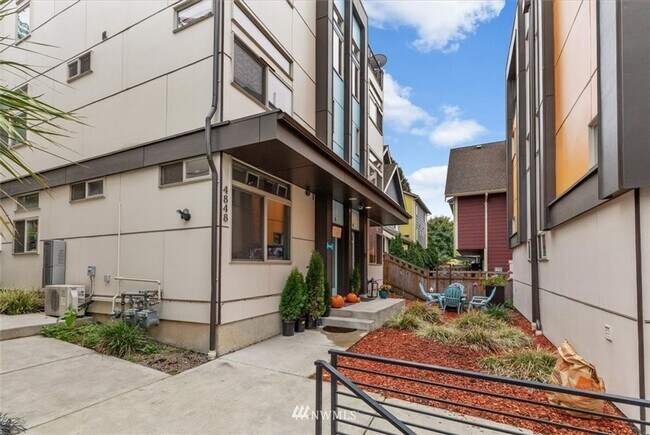 Building Photo - Modern Townhouse with Rooftop Deck & Bay V...