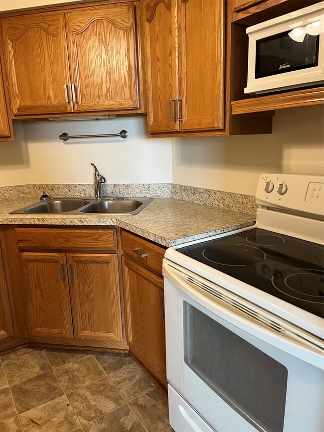 Building Photo - 6033 N Sheridan Rd