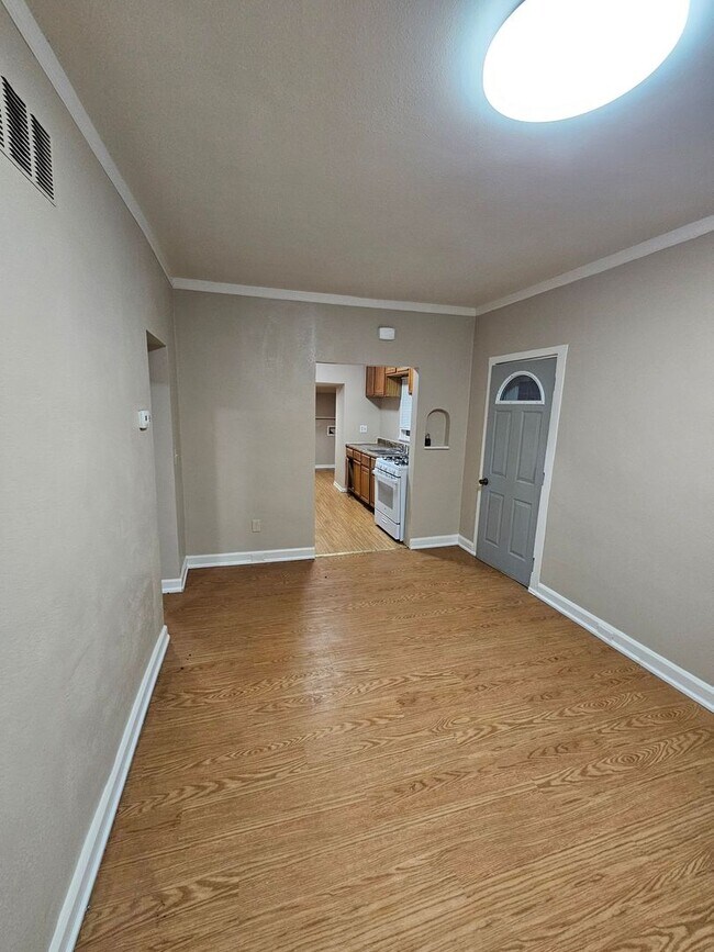 Building Photo - 2 Bedroom Single Family