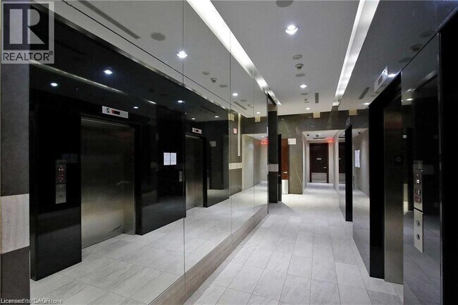Photo du bâtiment - 330 Burnhamthorpe Rd W