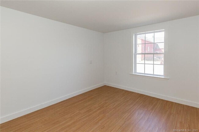 Foto del edificio - 254 Farms Village Rd