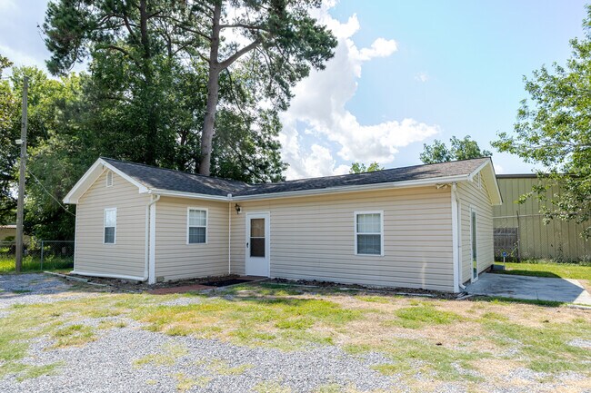 Building Photo - 2621 State Rd S-21-535