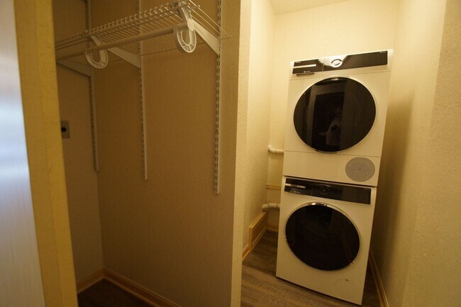 Foto del edificio - Modern First-Floor One Bedroom with In-Unit Laundry