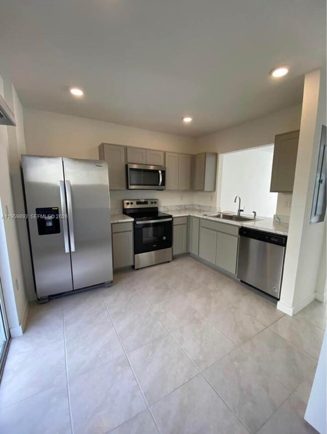 Building Photo - 556 NE 5th St