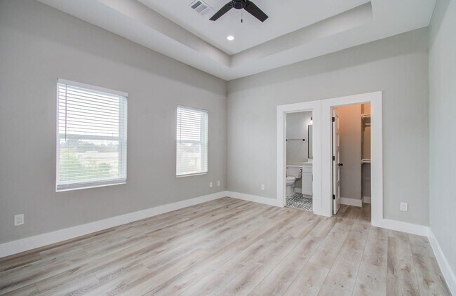 Building Photo - 2114 Oatfield Dr