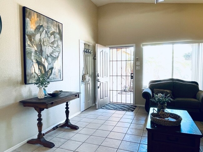 Building Photo - Fully furnished Rental Available Now