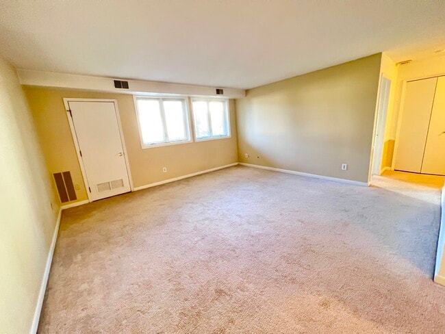 Building Photo - 6165 Innkeepers Ct