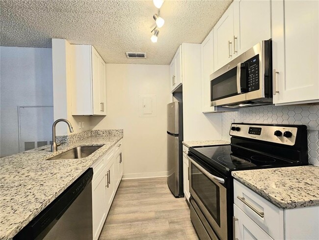 Building Photo - 2569 Grassy Point Dr