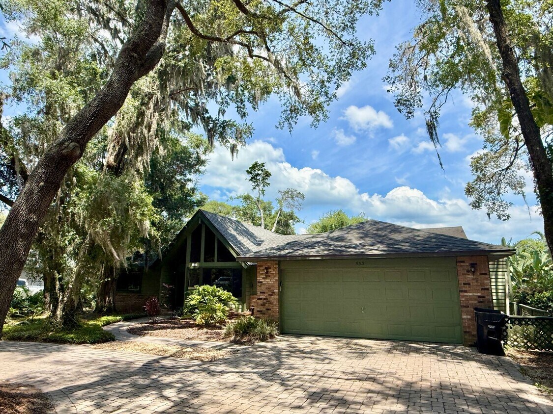 Foto principal - BEAUTIFUL 4/2 POOL HOME ON LAKE IN APOPKA ...
