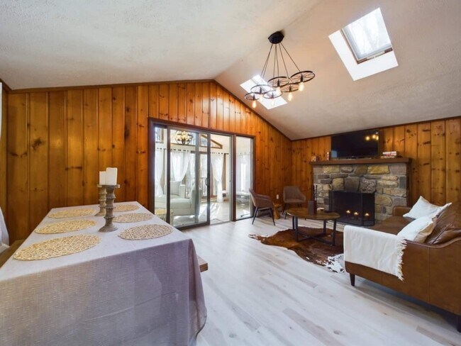 Building Photo - 206 Orono Dr