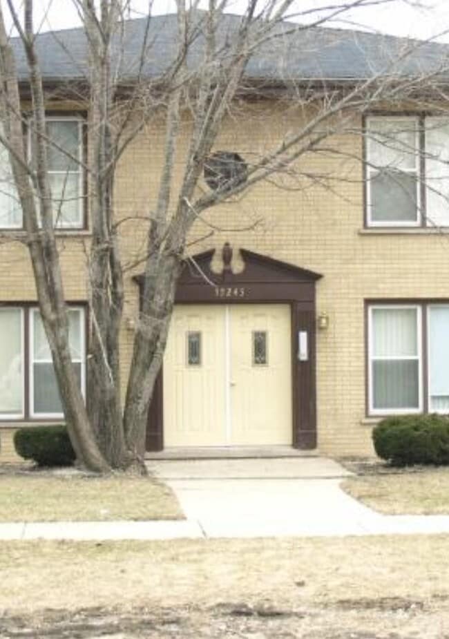 Building Photo - 15245 Chicago St