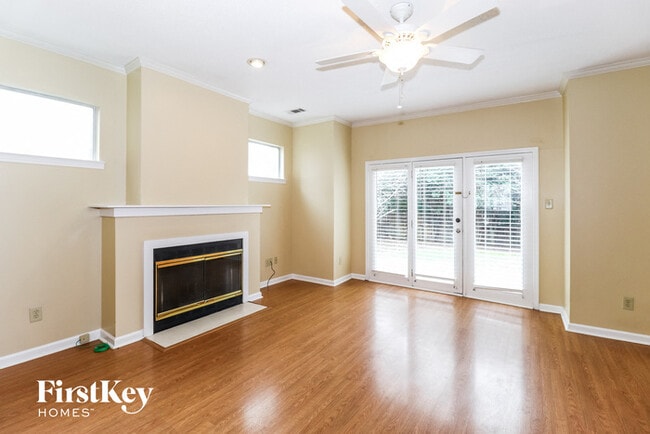 Building Photo - 700 Walnut Woods Cove S
